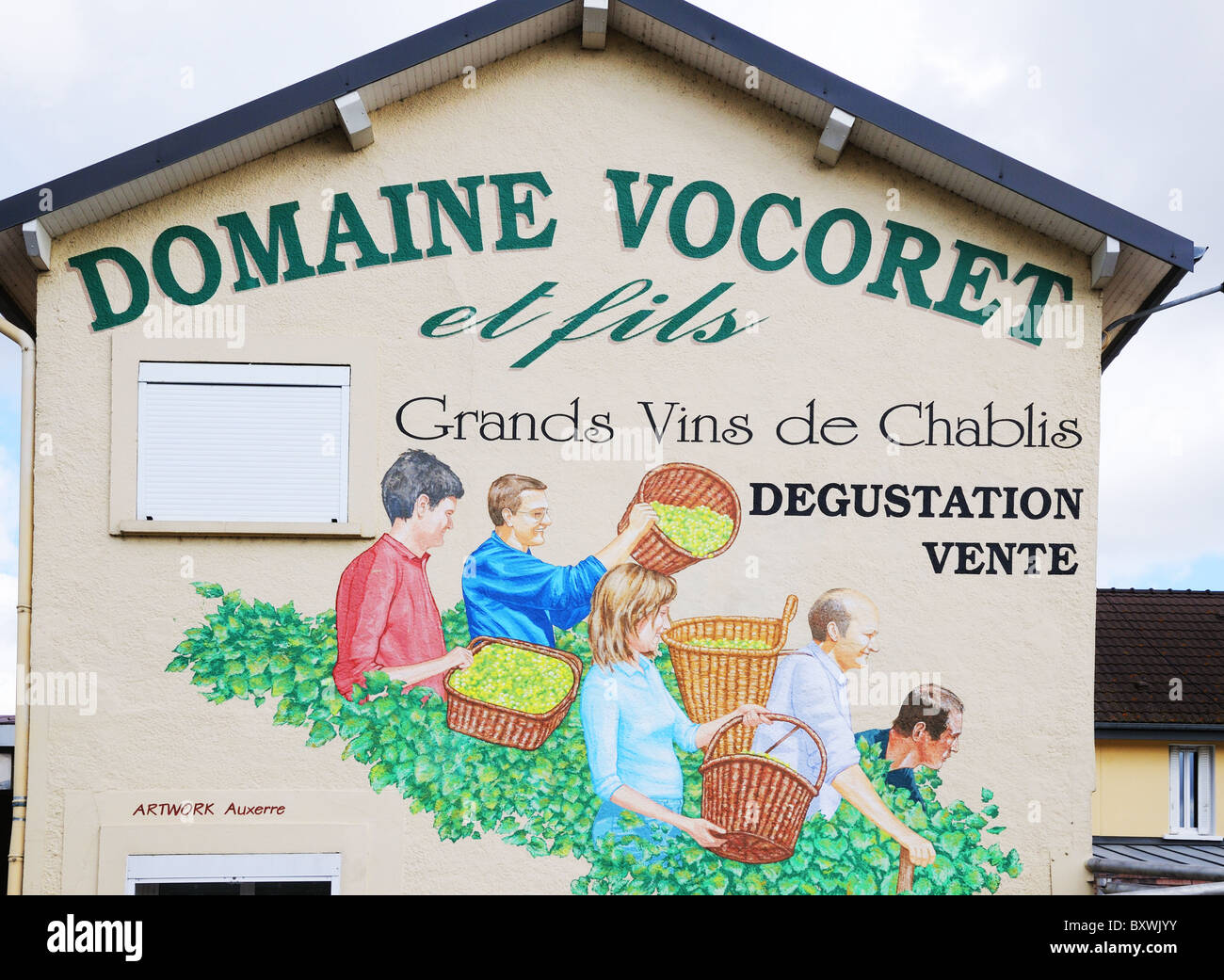 Kunst Werk Abbildung Wandbild Weinlese auf Außenseite der Vinothek Weinkeller oder Höhle Verkauf Chablis Wein Burgund Frankreich Stockfoto