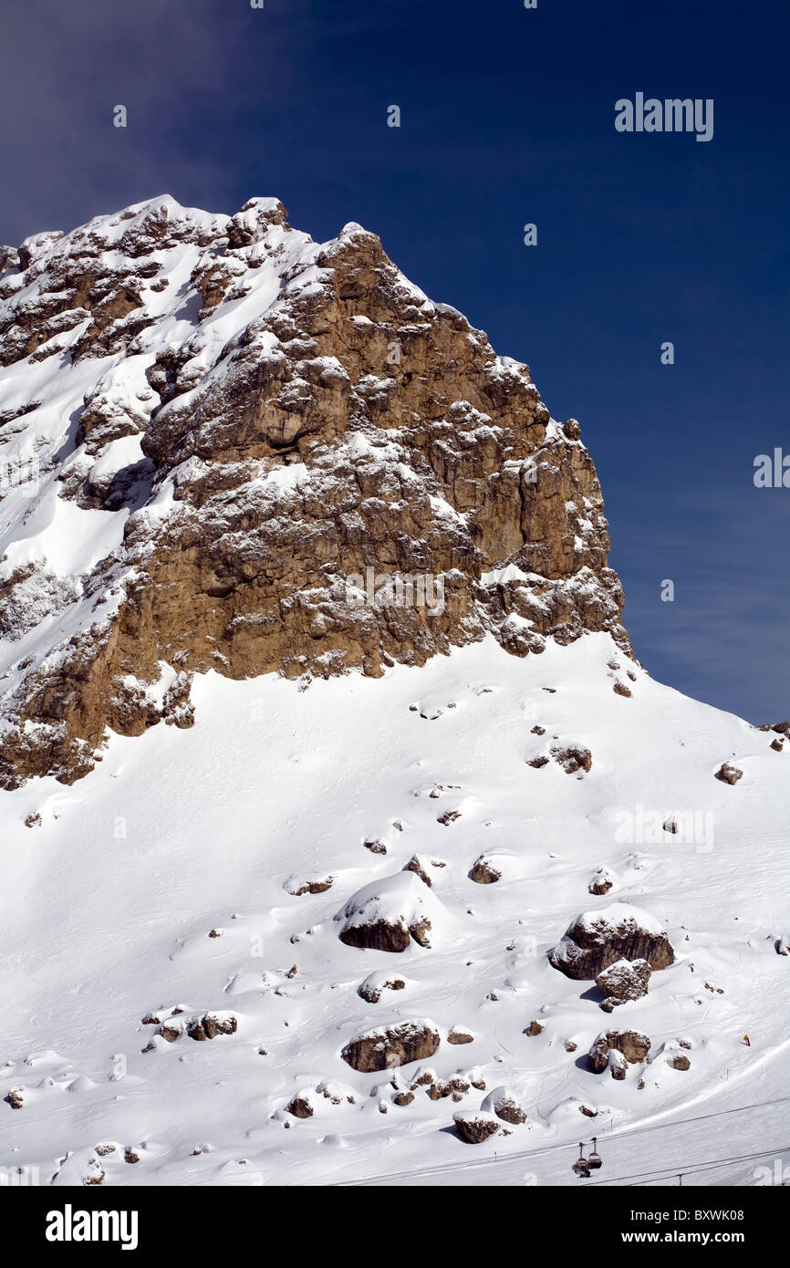 Schnee eingehüllt Felswände in der Nähe der Passo Pordoi Selva Val Gardena Dolomiten Italien Stockfoto