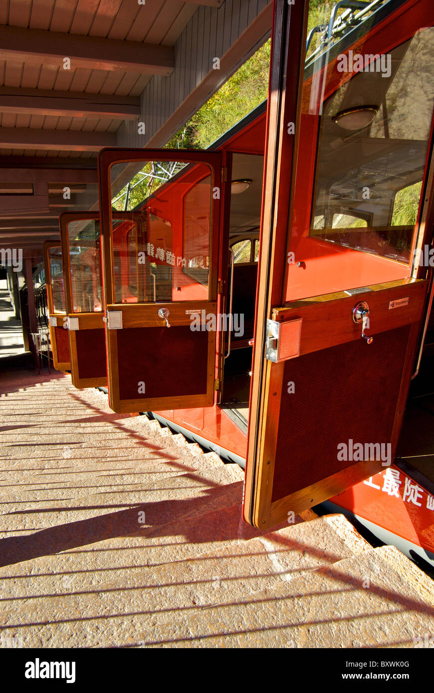 Türen, Sitze dem Pilatus Eisenbahn Schiene Oldtimer Alpnachstadt Bahnhof kompensieren 48 % Steigungen, stark abgewinkelt Stockfoto