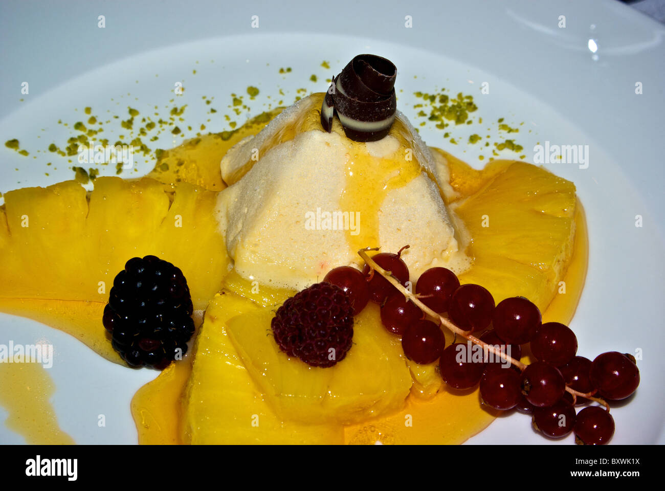 Karamellisierte Ananas Sorbet mit schwarze Beere Himbeer rote ...