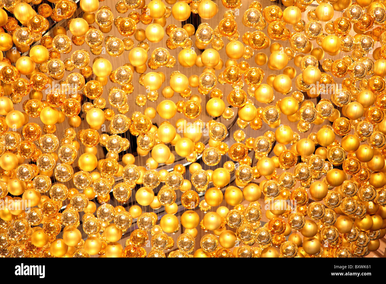 Weihnachts-Dekoration in einem Einkaufszentrum.  Viele goldene Christbaumkugeln bildet eine riesige Kugel. Stockfoto