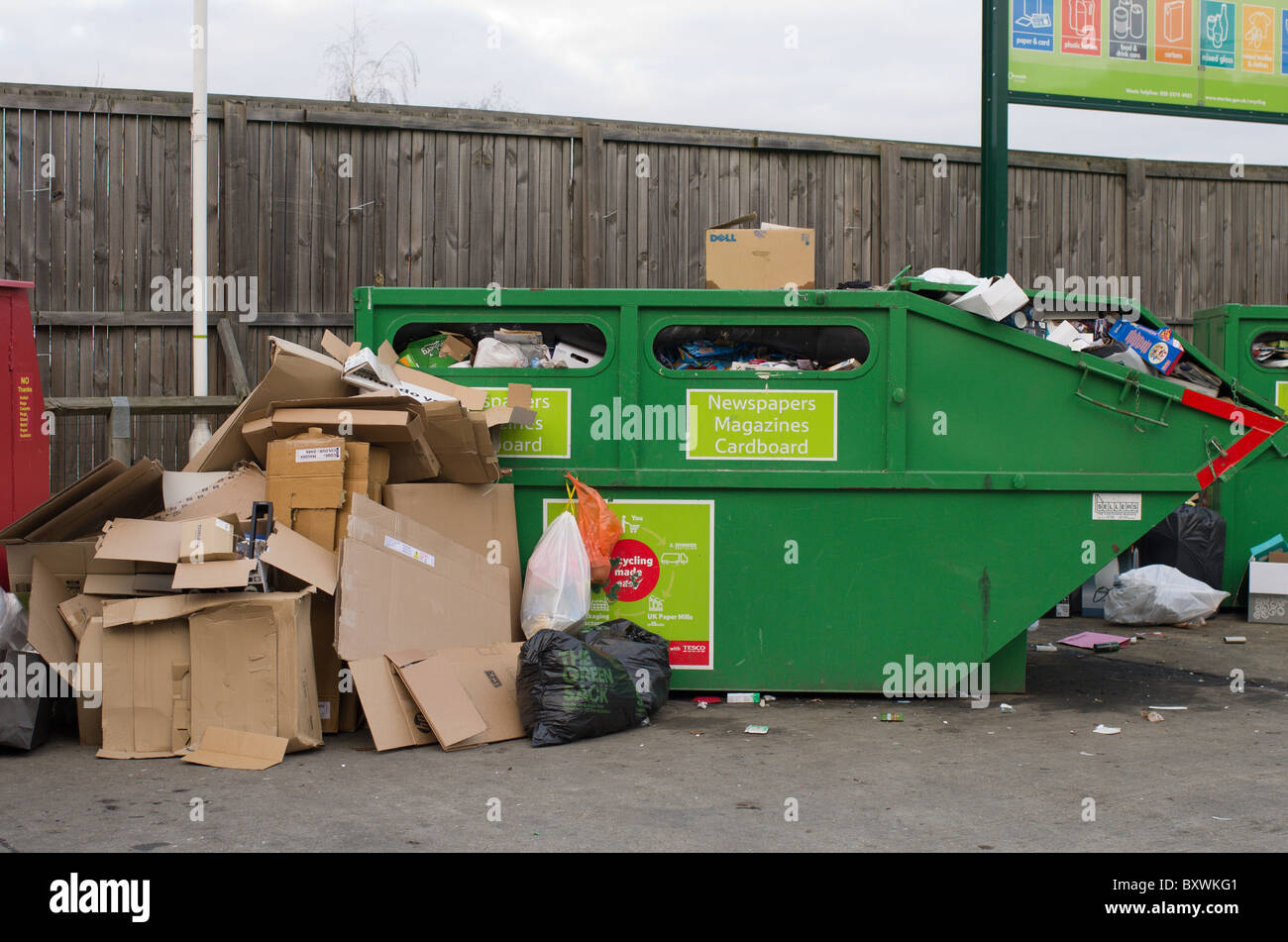 überladene recycling-Anlagen, wo Menschen Dump, verweigern neben überspringt Stockfoto