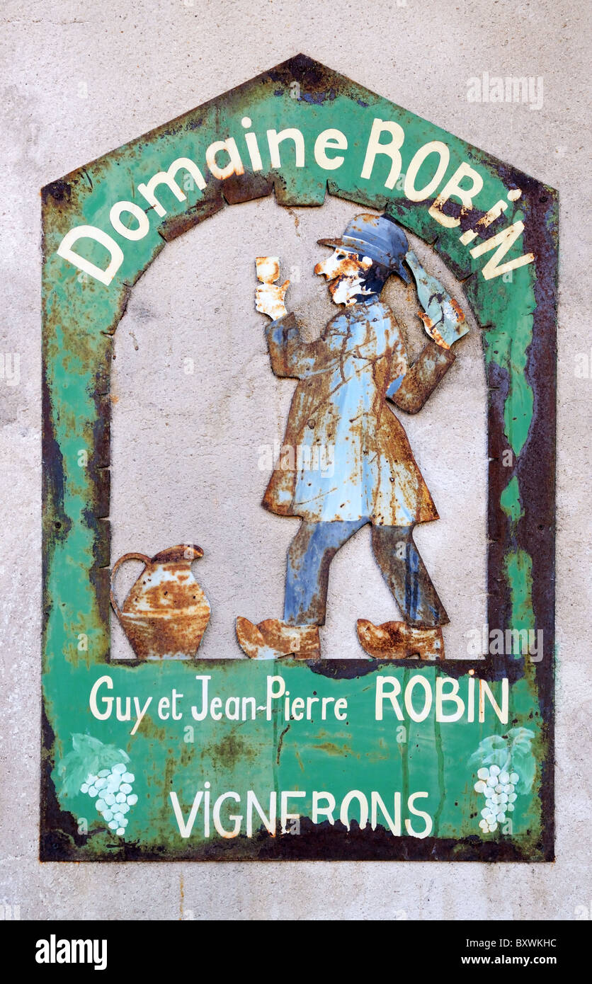 Melden Sie für Vinters Domain Robin Guy und Jeane Pierre Robin Vignerons mit Kunst Zeichnung Logo der Mann mit der Flasche Wein zu trinken Stockfoto
