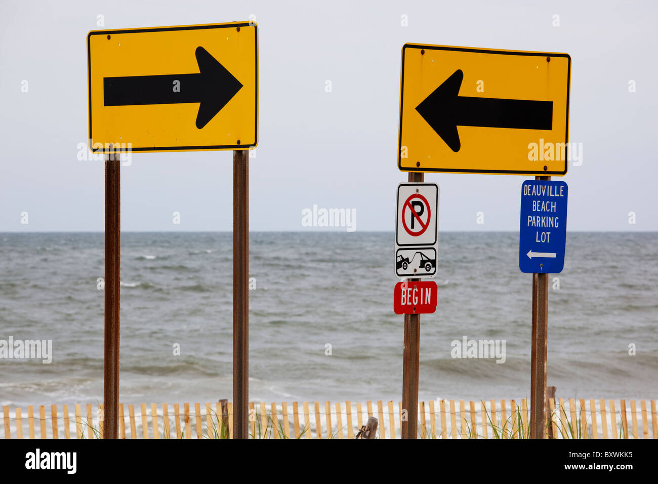 USA, Delaware, Rehobeth Beach, Pfeil Straßenschilder entlang Atlantik am Sommermorgen Stockfoto