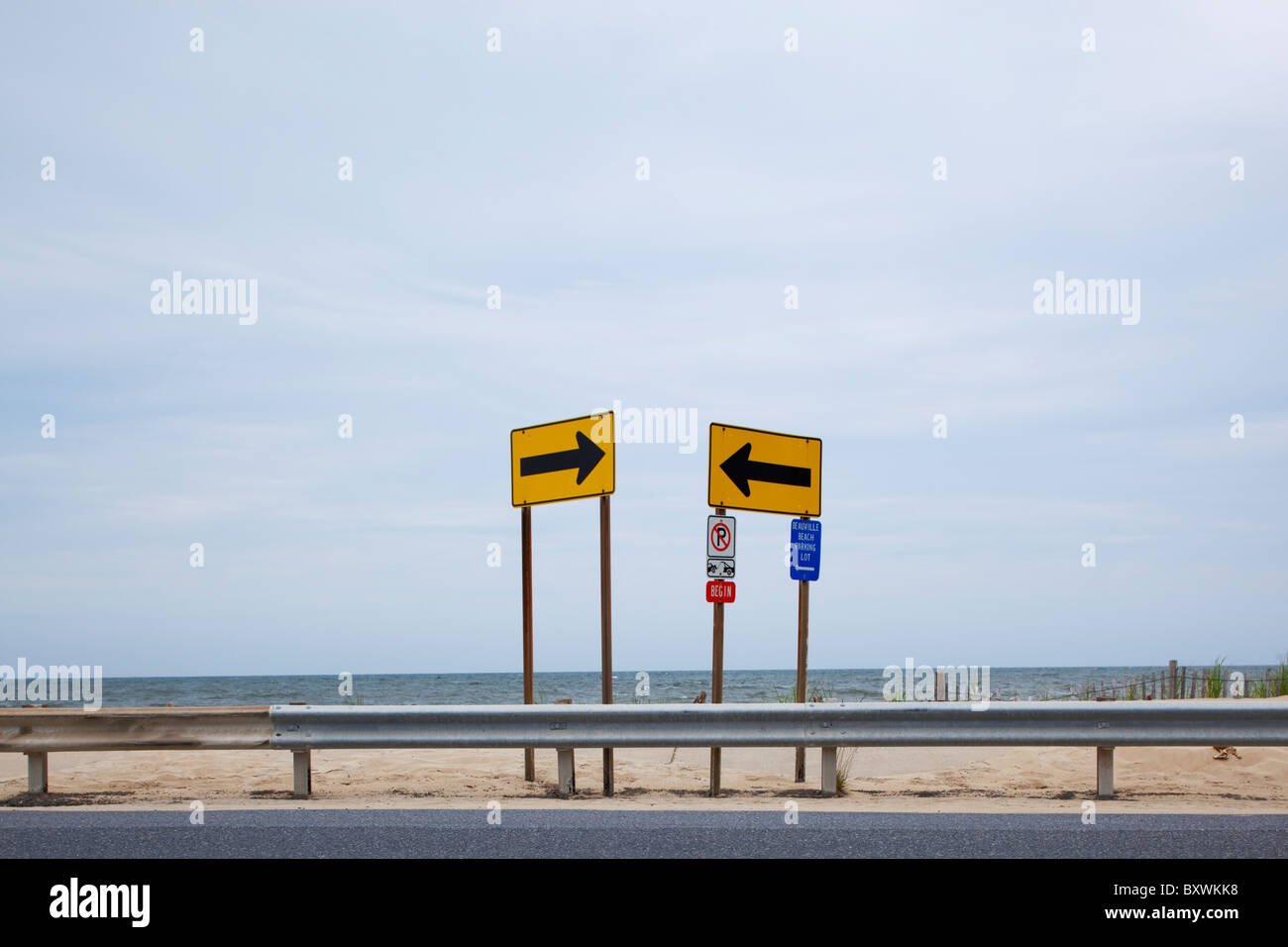 USA, Delaware, Rehobeth Beach, Pfeil Straßenschilder entlang Atlantik am Sommermorgen Stockfoto