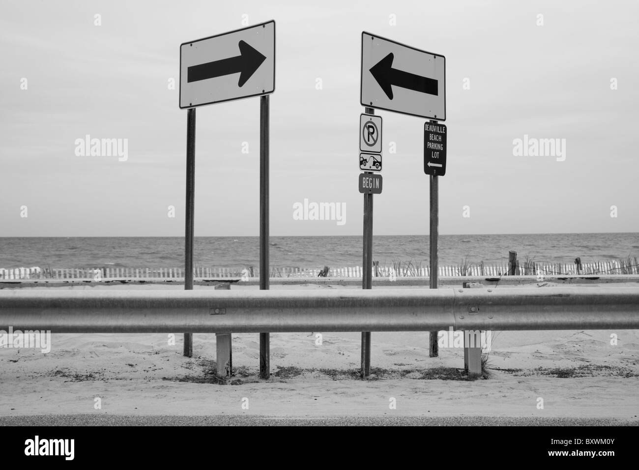 USA, Delaware, Rehobeth Beach, Pfeil Straßenschilder entlang Atlantik am Sommermorgen Stockfoto