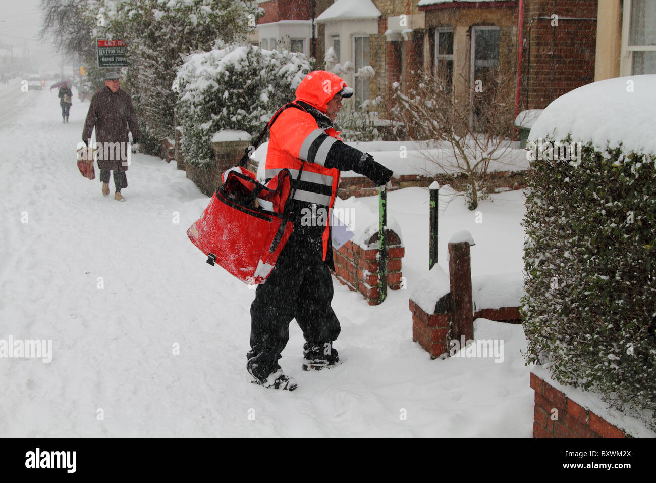 Post-Briefträger Schnee Weihnachten Lieferung winter Stockfoto