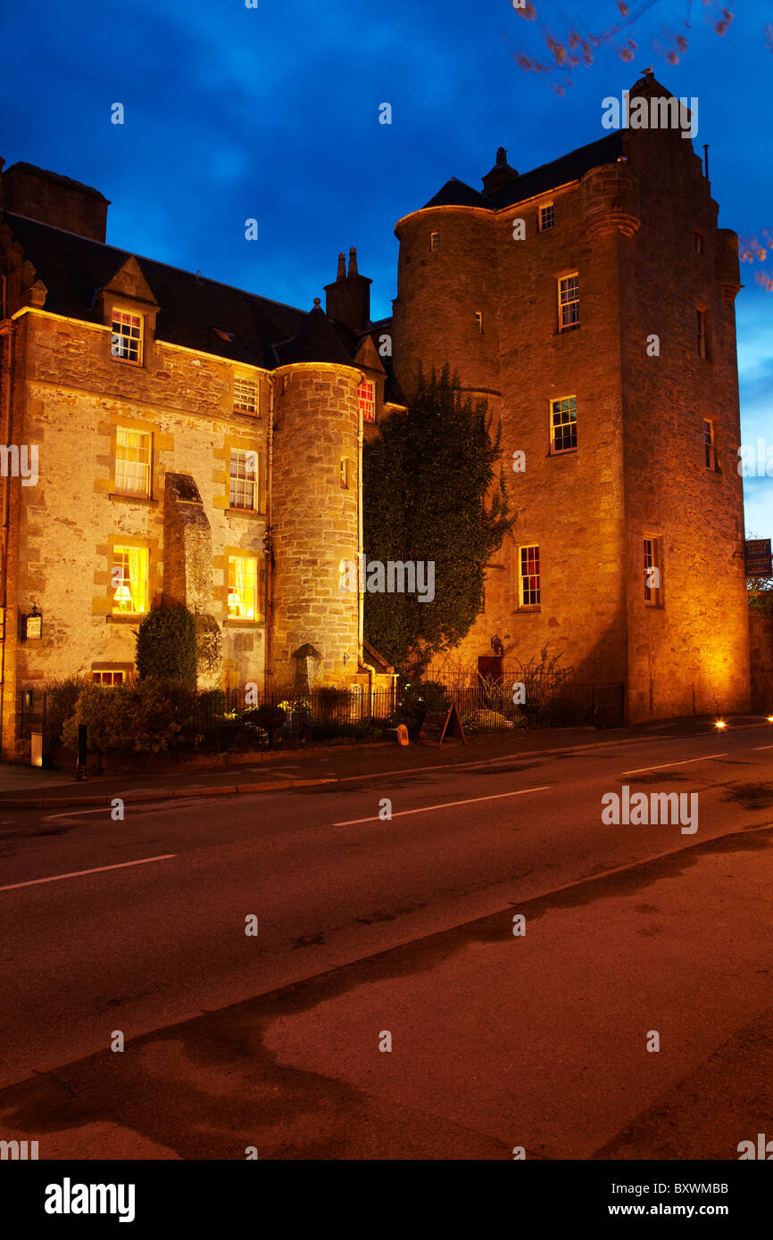 Dornoch Castle Hotel (um 1500) in der Abenddämmerung, Dornoch, Highlands, Schottland, Vereinigtes Königreich Stockfoto