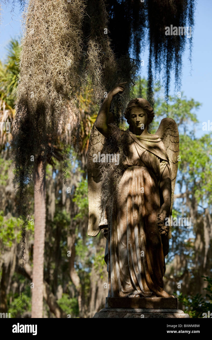 USA, Georgia, Savannah, Friedhof Statue und Bäume drapiert in spanischem Moos am Eingang zum Bonaventure Friedhof am Sommermorgen Stockfoto