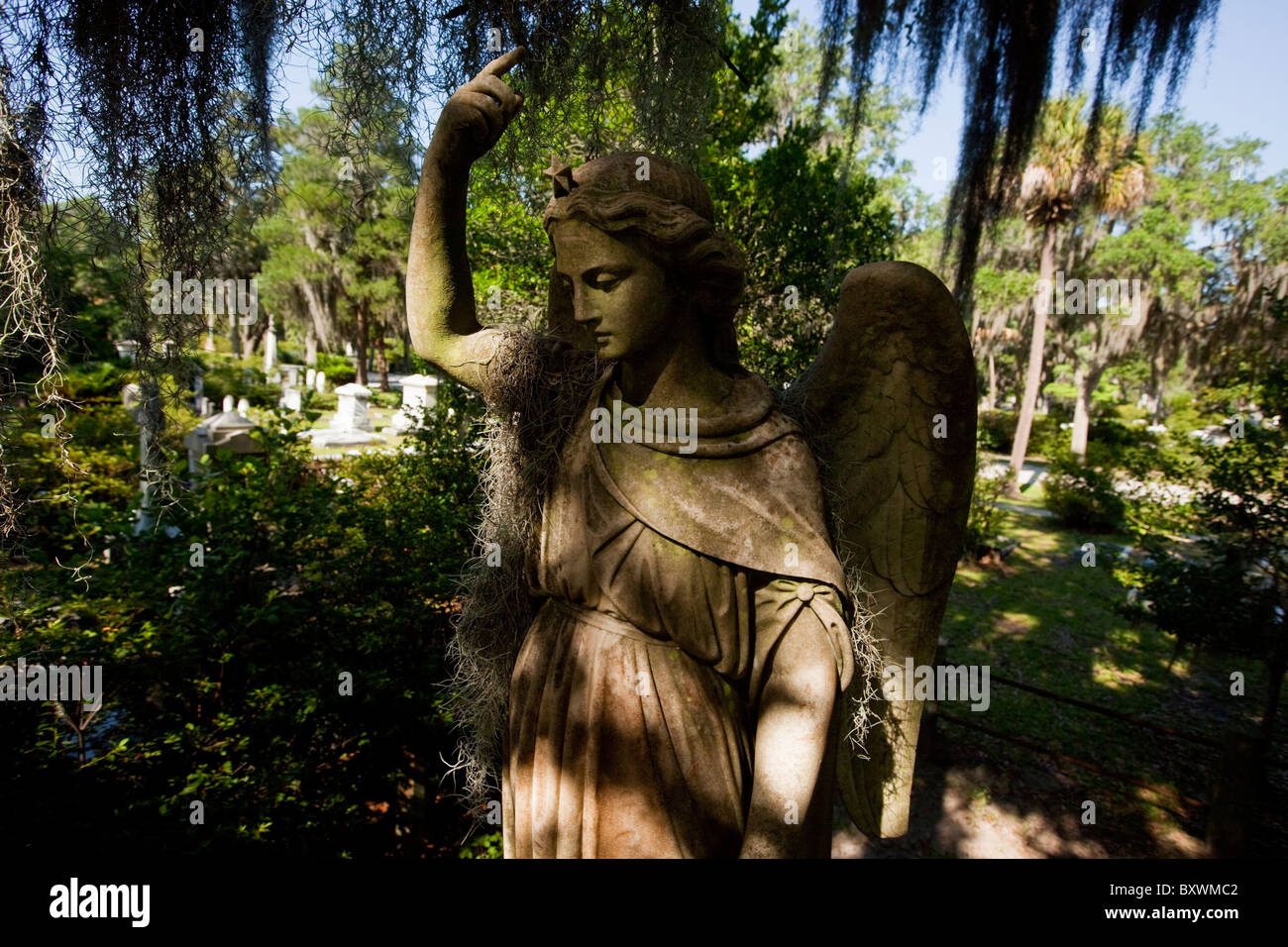 USA, Georgia, Savannah, Friedhof Statue und Bäume drapiert in spanischem Moos innen Bonaventure Friedhof am Sommermorgen Stockfoto