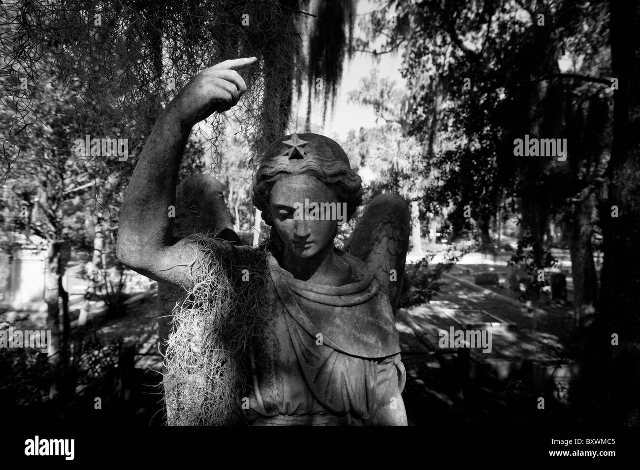 USA, Georgia, Savannah, Friedhof Statue und Bäume drapiert in spanischem Moos innen Bonaventure Friedhof am Sommermorgen Stockfoto