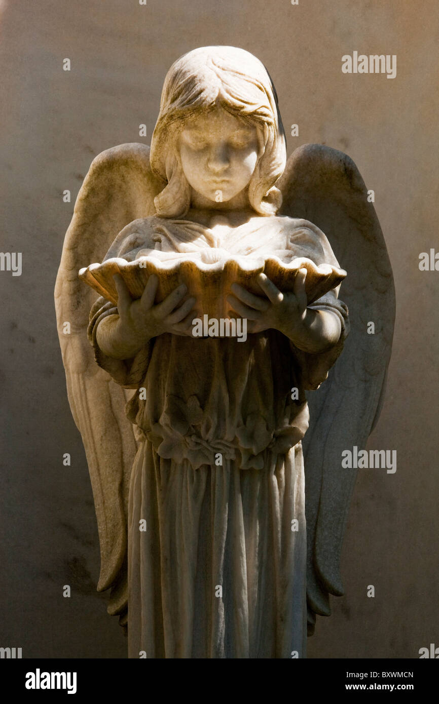 USA, Georgia, Savannah, Friedhof Statue des Engels im Inneren Bonaventure Friedhof am Sommermorgen Stockfoto