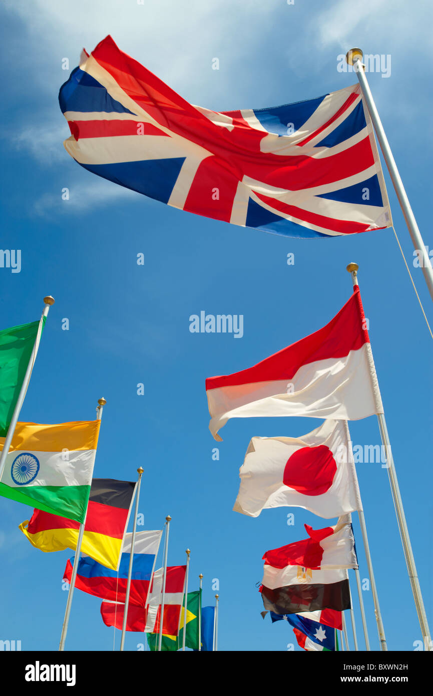 Union Jack und andere Länder der Welt Flaggen International fliegen Stockfoto