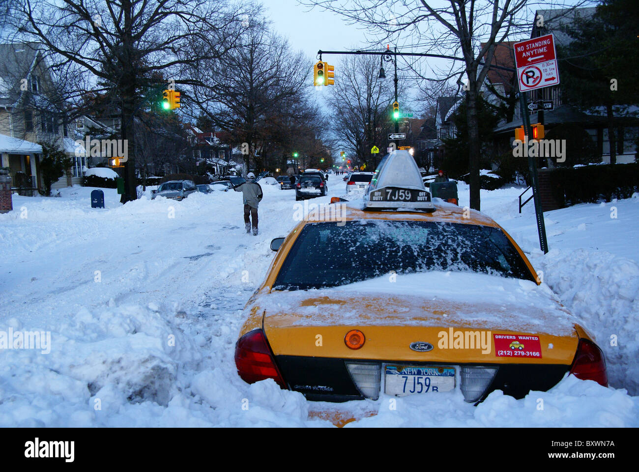 Gelbes Auto nach einem Schneesturm in New York im Schnee begraben Stockfoto