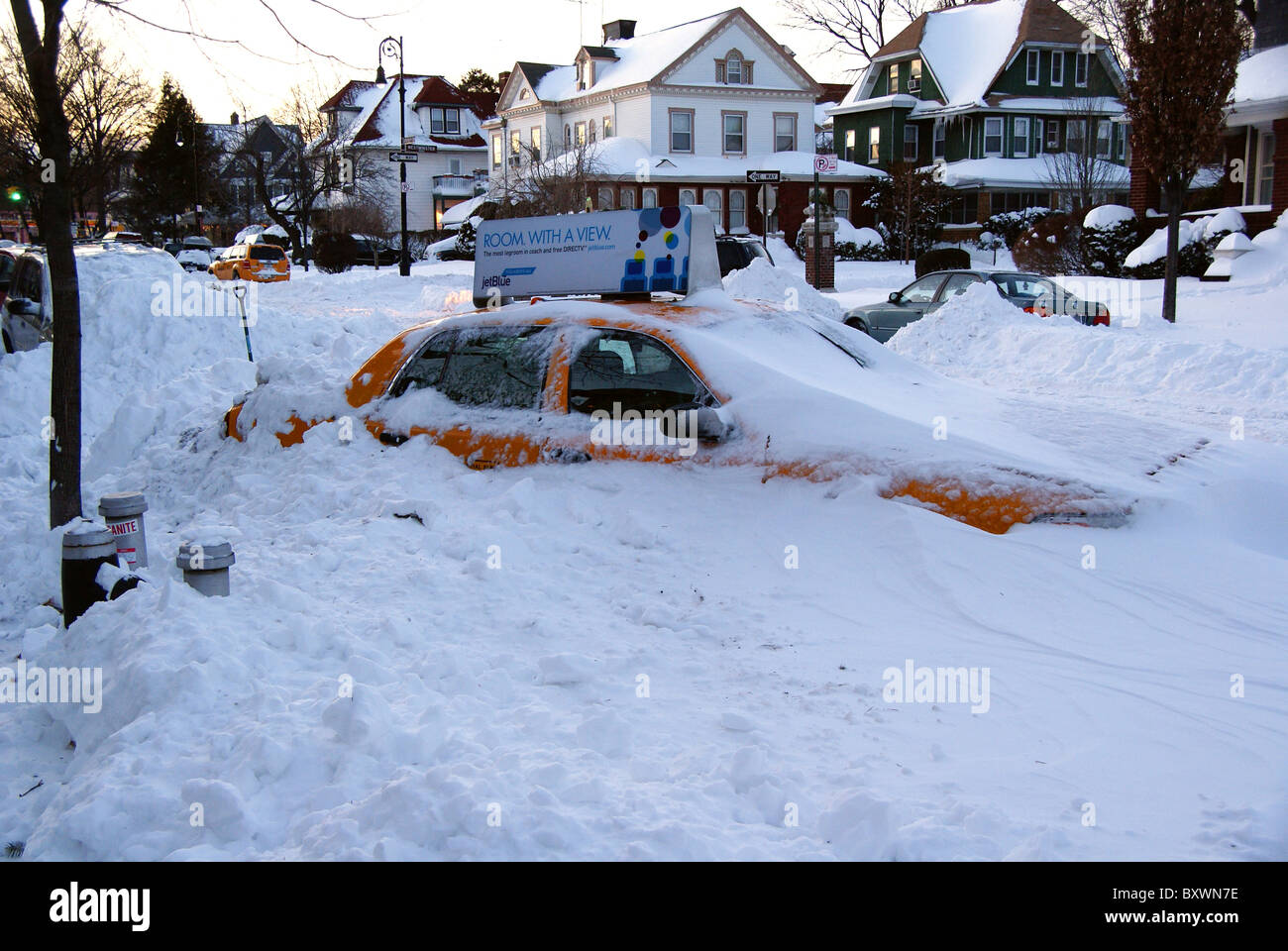 Gelbes Taxi in New York ist nach großen Schneesturm im Schnee begraben. Stockfoto