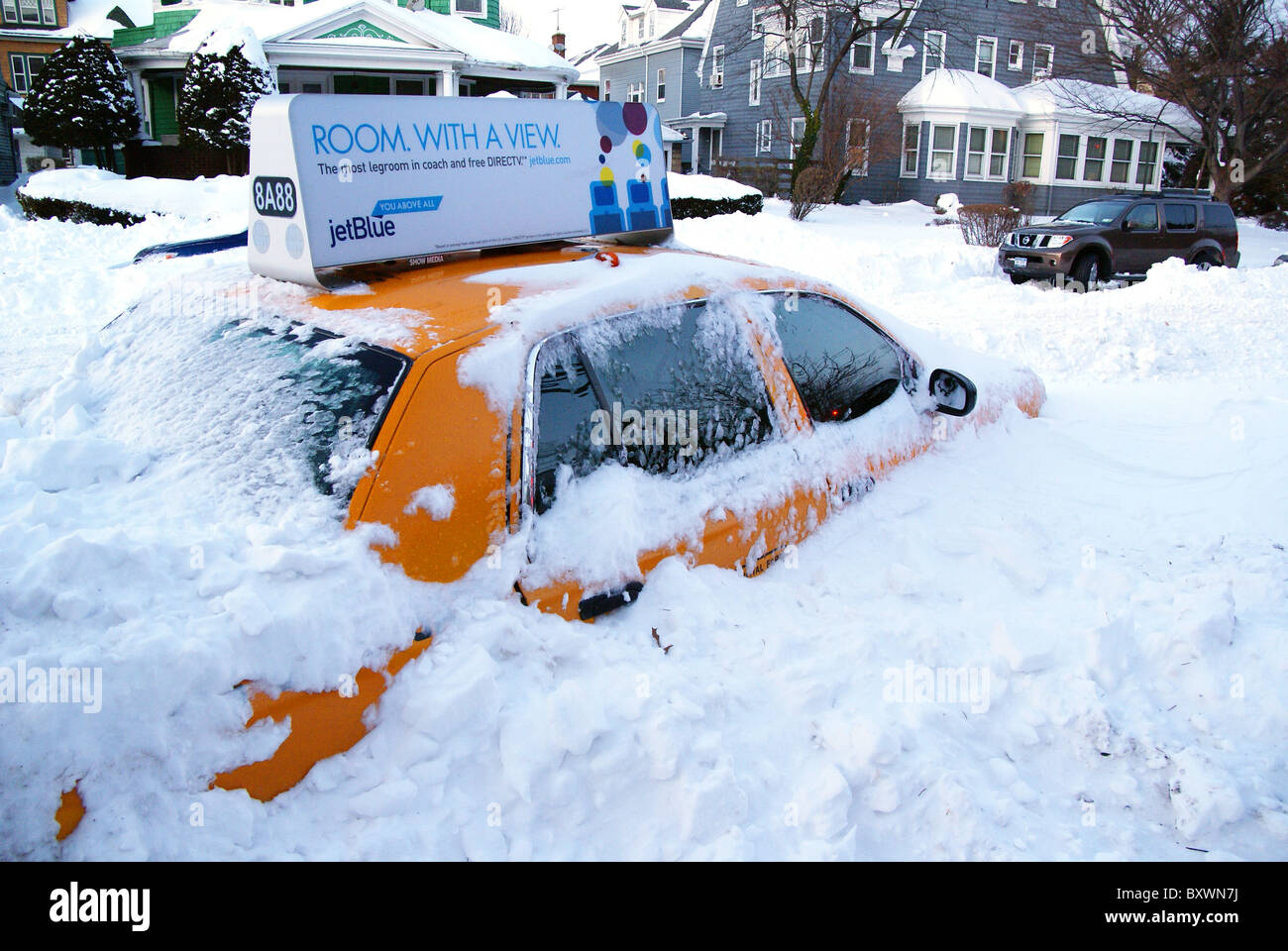 Gelbes Taxi eingeschneit nach einem großen Schneesturm in New York Stockfoto