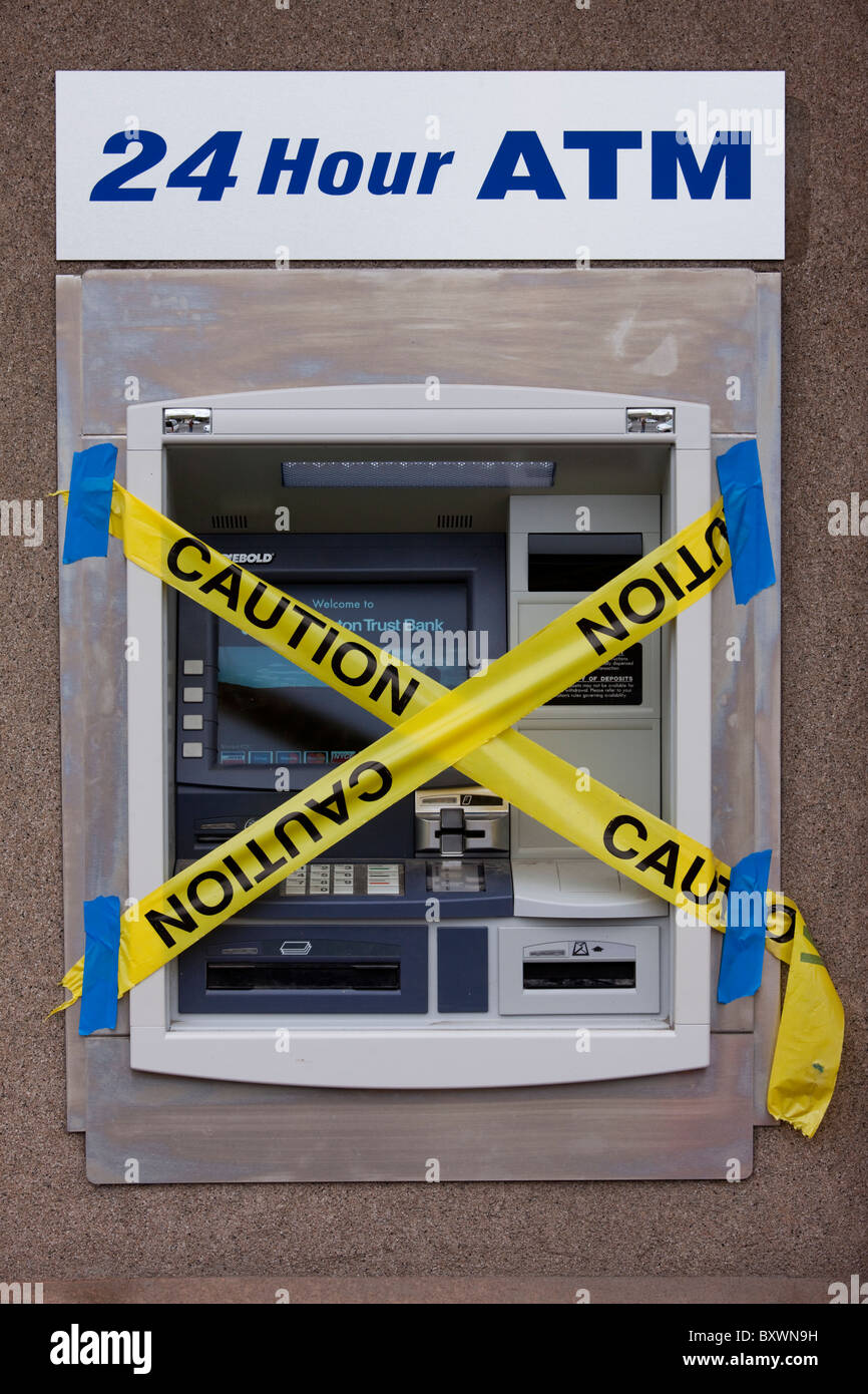 USA, Washington, Ephrata, Bank Geldautomat mit Absperrband bedeckt Stockfoto