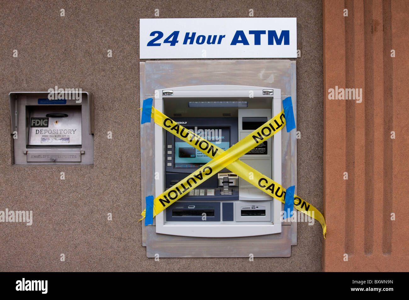 USA, Washington, Ephrata, Bank Geldautomat mit Absperrband bedeckt Stockfoto