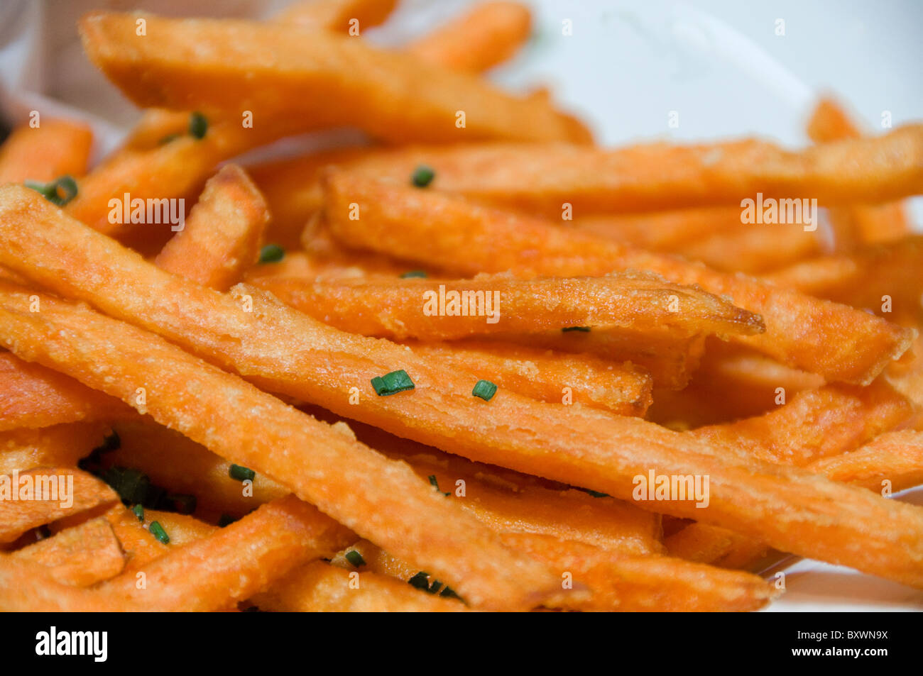 Gruppe von Süßkartoffel Pommes frites Stockfoto