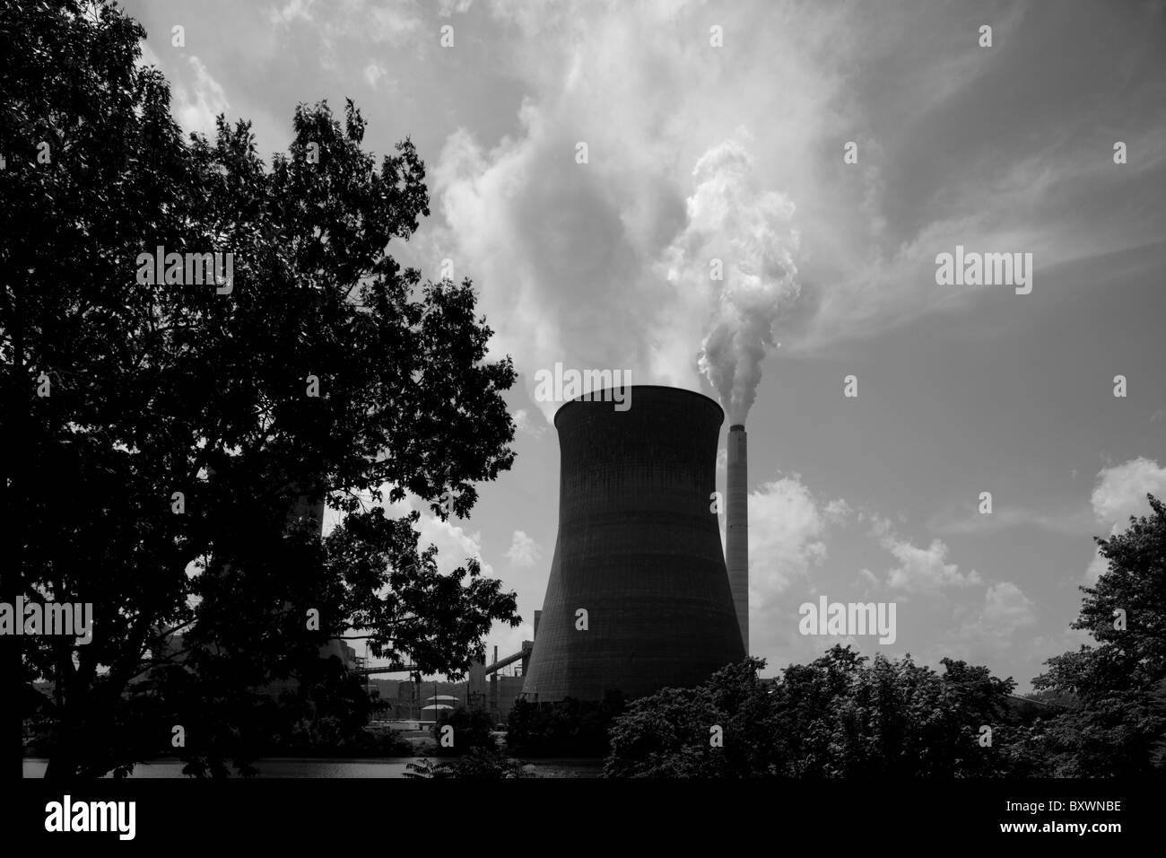 USA, West Virginia, Winfield, Dampf wabert aus Schornsteinen im John Amos Coal-Fired Kraftwerk am Frühlingsmorgen Stockfoto