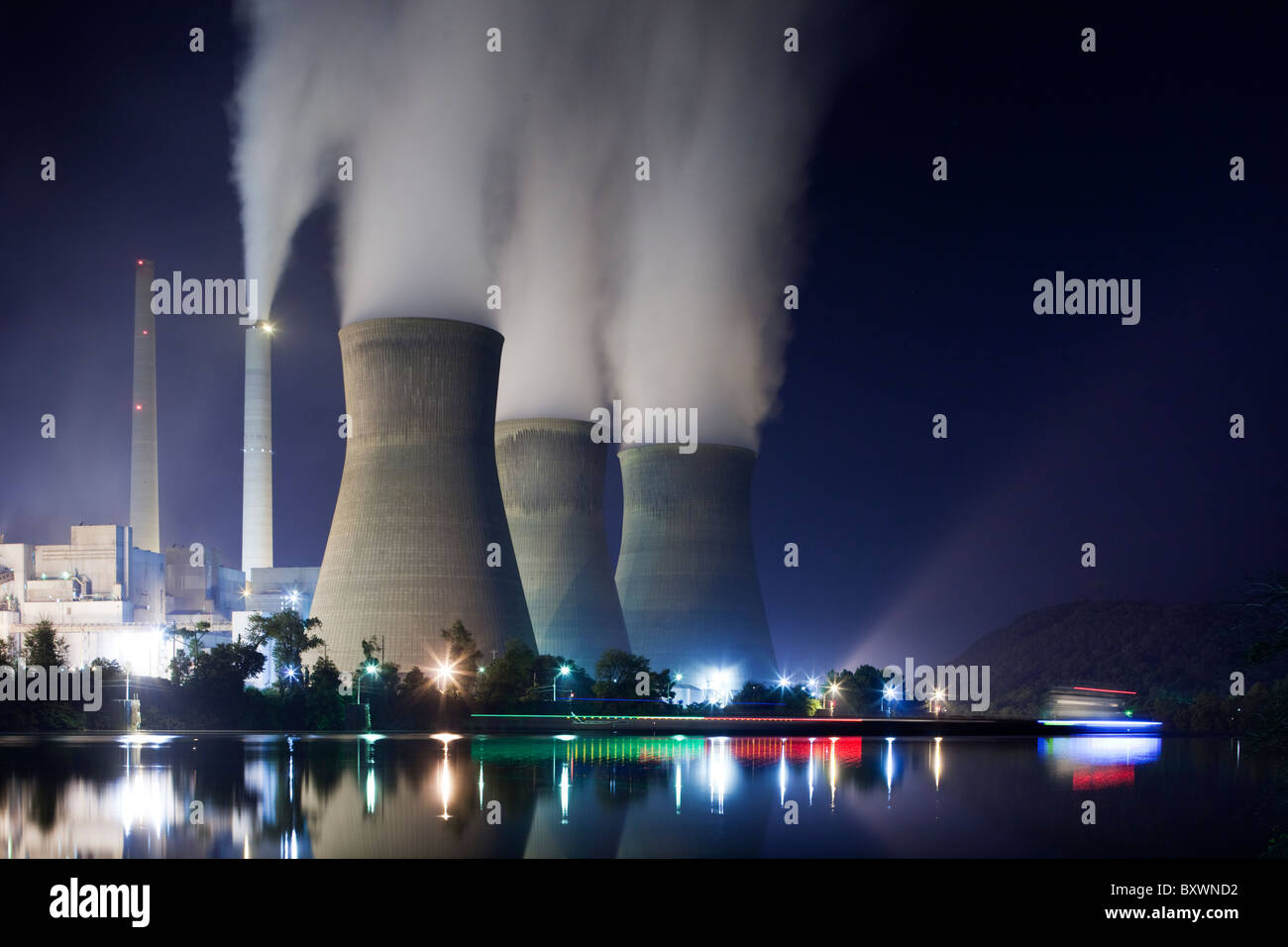 USA, West Virginia, Winfield, Dampf wabert aus Schornsteinen im John Amos Coal-Fired Kraftwerk entlang Kanawha River Stockfoto