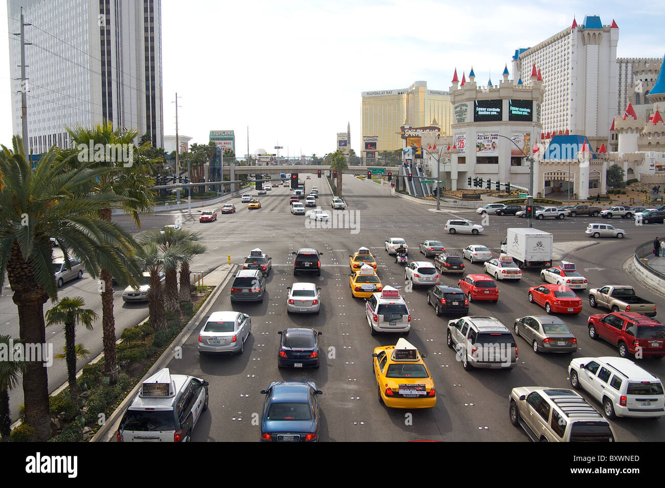 Autos an einer Kreuzung auf dem Las Vegas Strip Stockfoto
