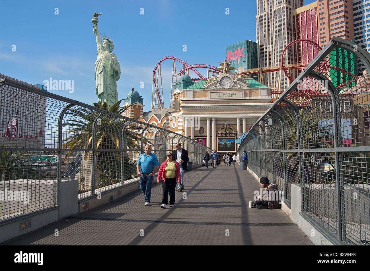 Menschen auf einer Fußgängerbrücke in der Nähe von das New York New York Las Vegas Hotel and Casino Stockfoto