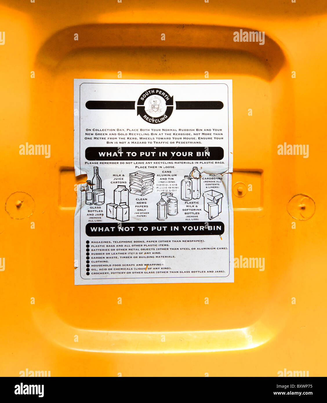 Anweisungen auf der Unterseite ein Recycling bin Deckel unter Angabe, welche Elemente recycelt werden sollten. Stockfoto