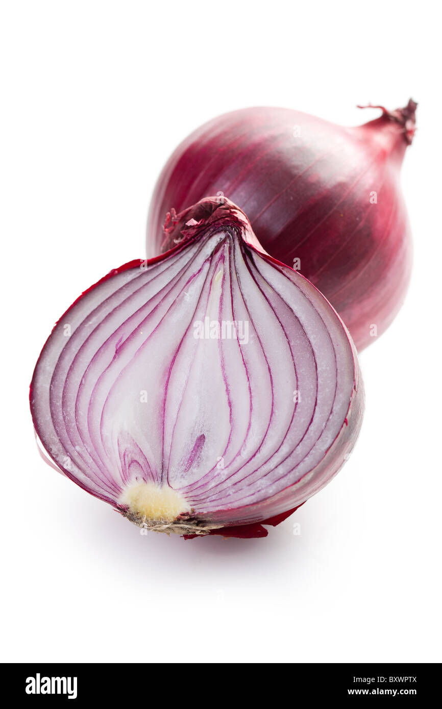 die in Scheiben geschnittene rote Zwiebel auf weißem Hintergrund Stockfoto