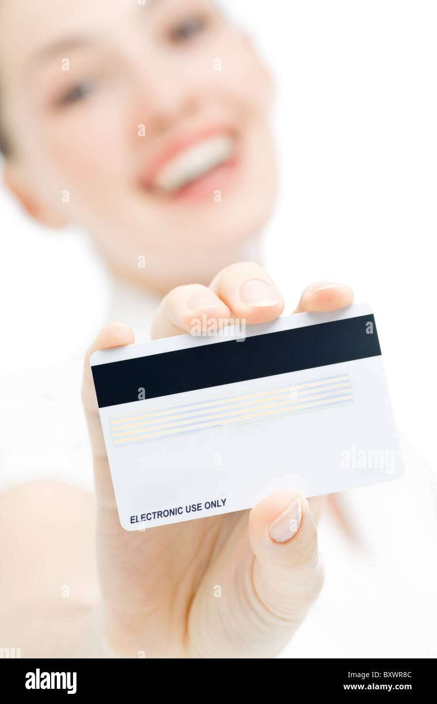 eine junge Frau hält neue Kreditkarte Stockfoto