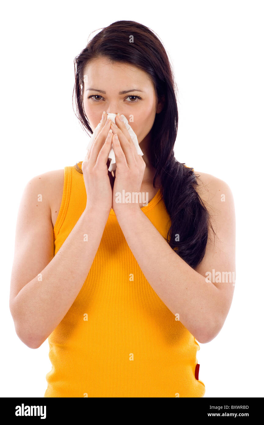 Junge Frau, die eine Erkältung isoliert auf weißem Hintergrund Stockfoto