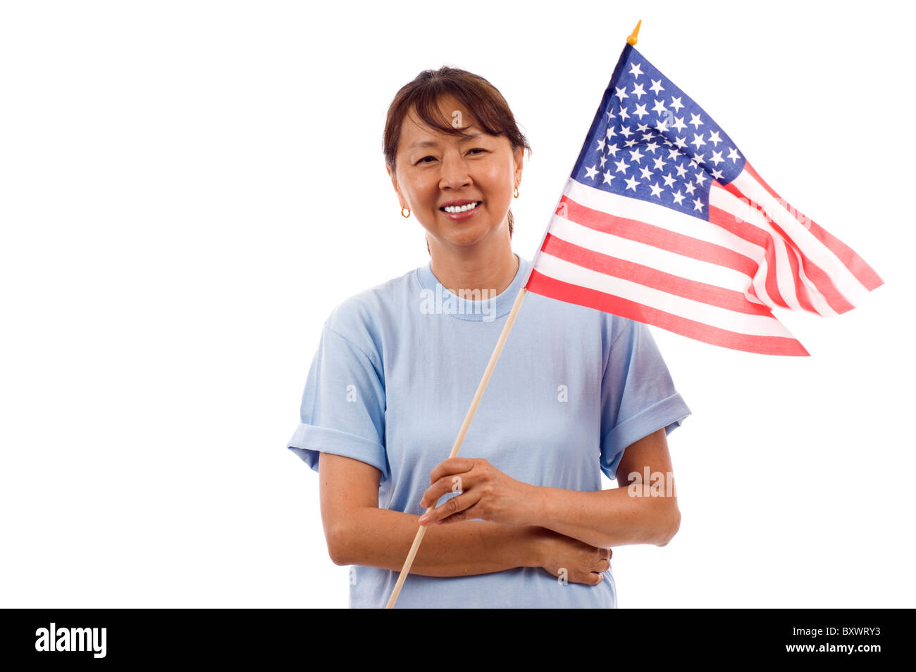 Senior Asiatin mit amerikanischen Flagge isoliert auf weißem Hintergrund Stockfoto