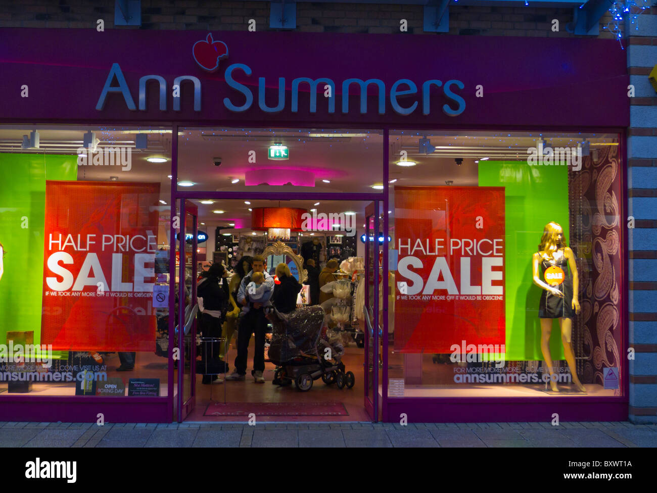 Ein Ann Summers-Shop auf der High Street mit einem Verkauf auf. Stockfoto