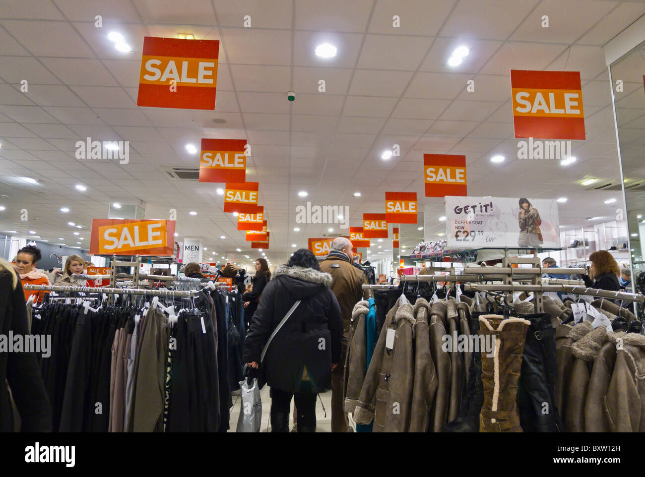 Shopper in der Verkäufe auf der Suche nach Kleidung im neuen Look. Stockfoto