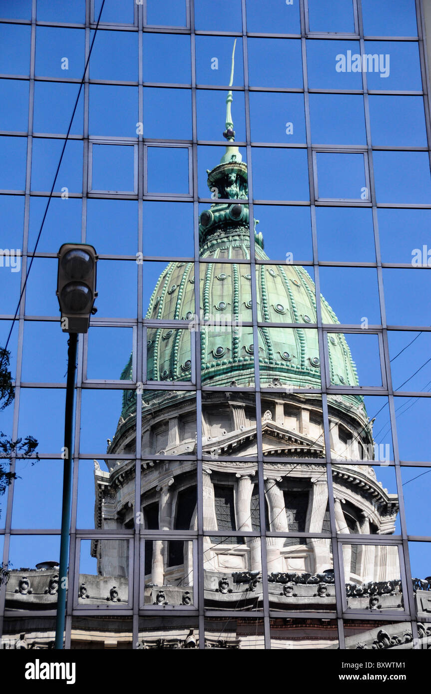 Reflexion der Kuppel des Kongress-Gebäude am Plaza de Congreso, Buenos Aires, Argentinien, Südamerika Stockfoto