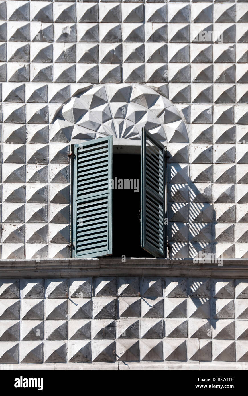 Geometrische Diamant Fassade mit Fensterläden in Macerata in Le Marche Italien öffnen Stockfoto