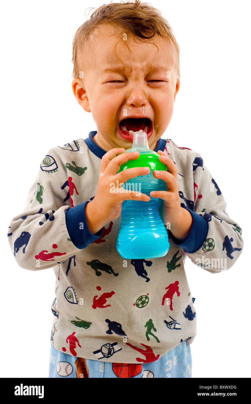 Baby Boy schreit beim Trinken seiner Flasche Milch-auf einem weißen  Hintergrund isoliert Stockfotografie - Alamy