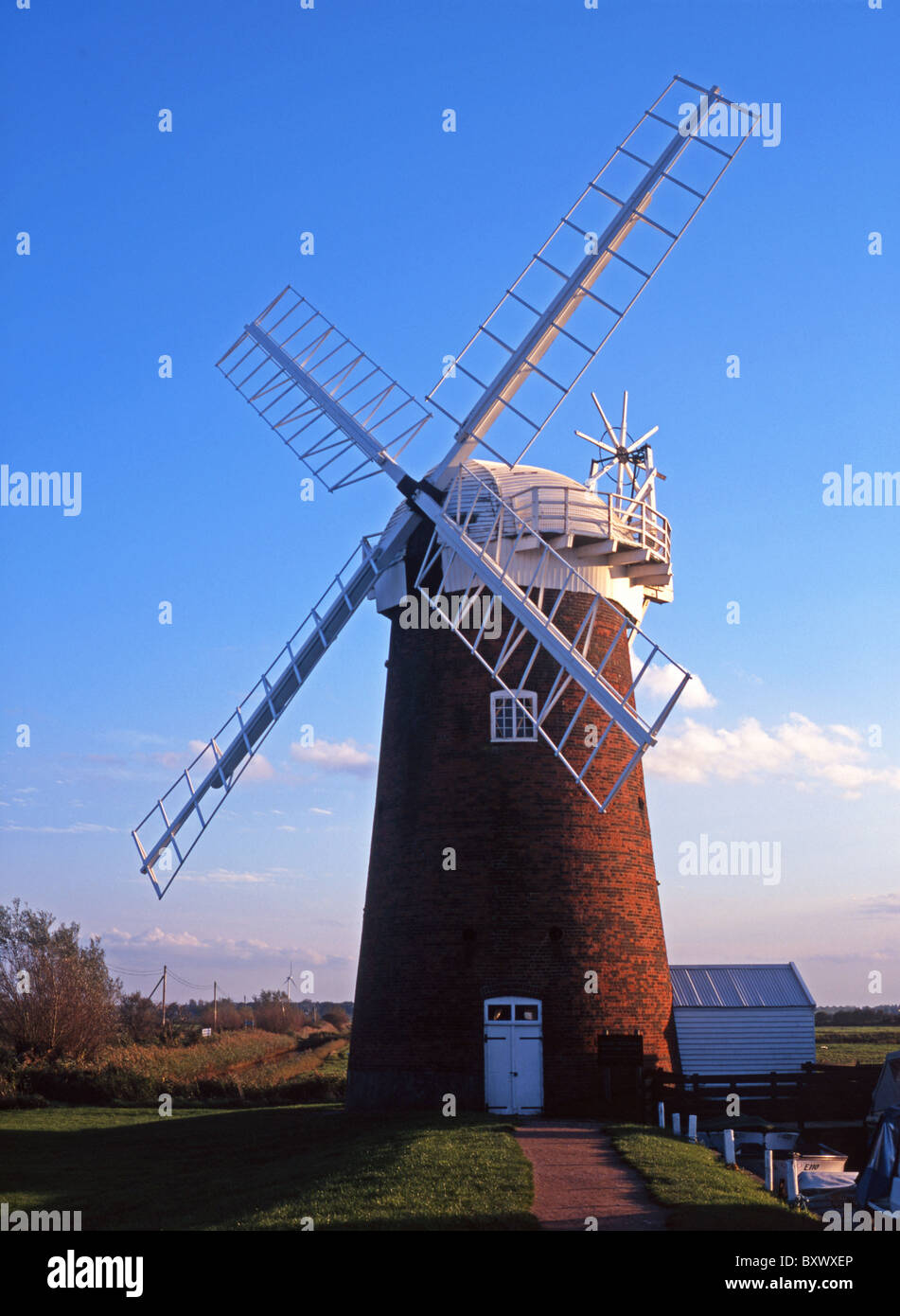 Horsey Mill und Deich, Norfolk, England Stockfoto