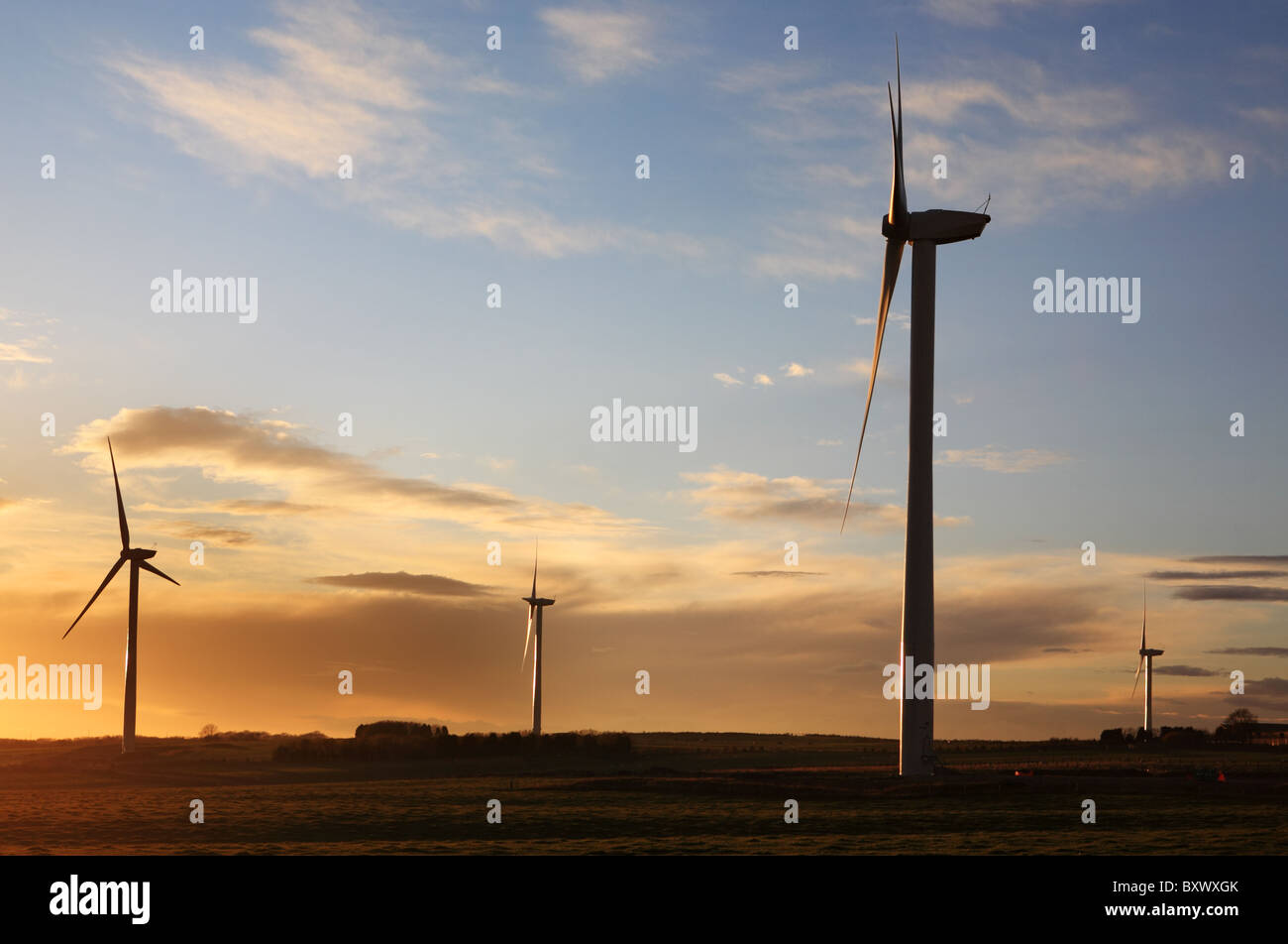 Windkraftanlagen Sie an Haswell Plough, Co. Durham, England, bei Sonnenuntergang gesehen. Stockfoto