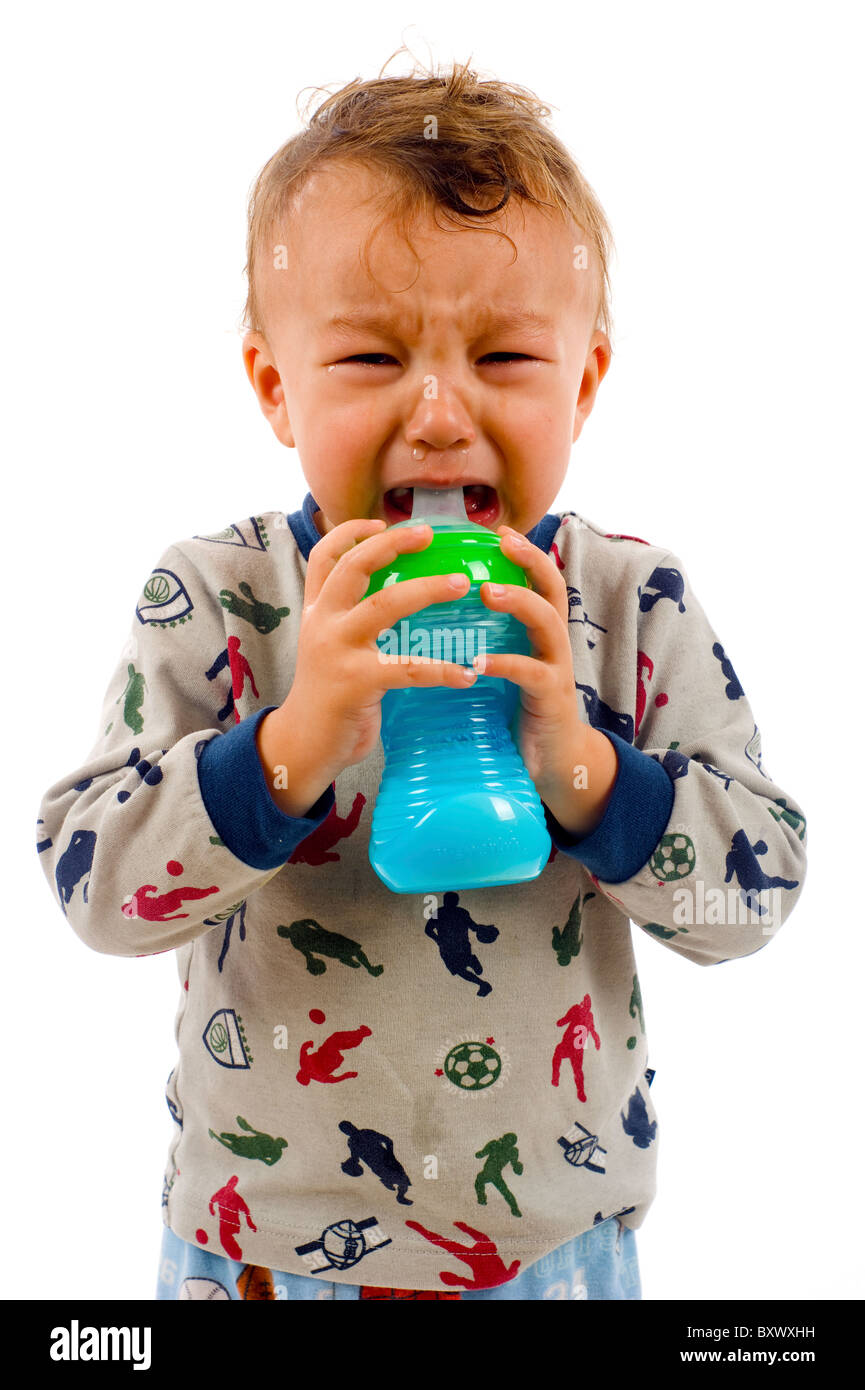 Baby Boy hat aufgehört zu weinen, und begonnen, seine Milch Flasche - isoliert auf einem weißen Hintergrund zu trinken Stockfoto
