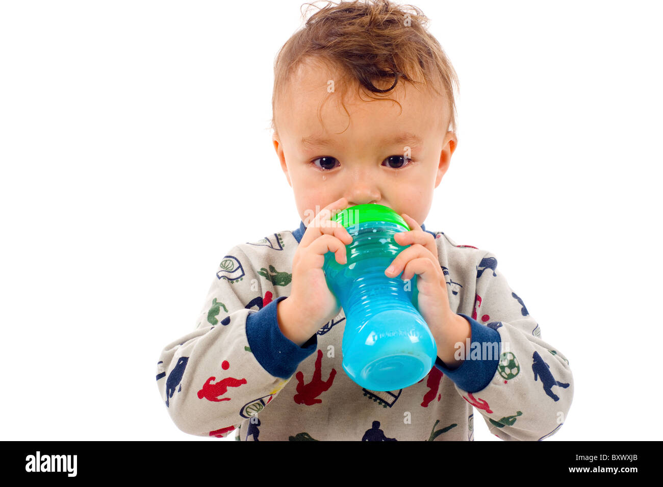 Baby jungen Weinen gestoppt und gestartet, trinken Milch aus der Flasche - über einen weißen Hintergrund isoliert Stockfoto