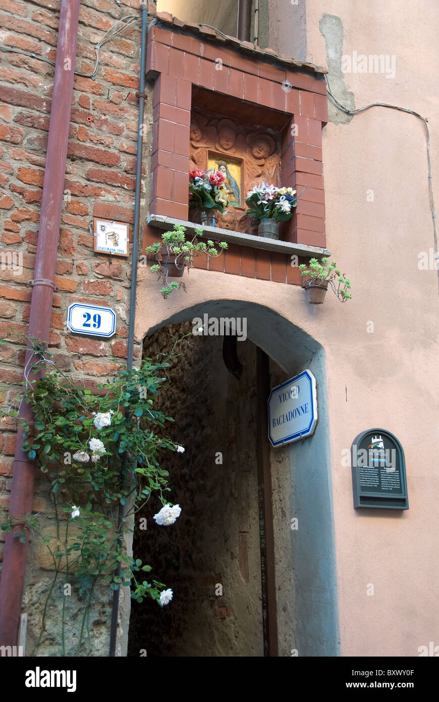 Der Einstieg in die engste Straße in Italien in Città della Pieve, Umbrien genannt Vicolo Bacciadonne (Kuss der Mädchen-Straße) Stockfoto