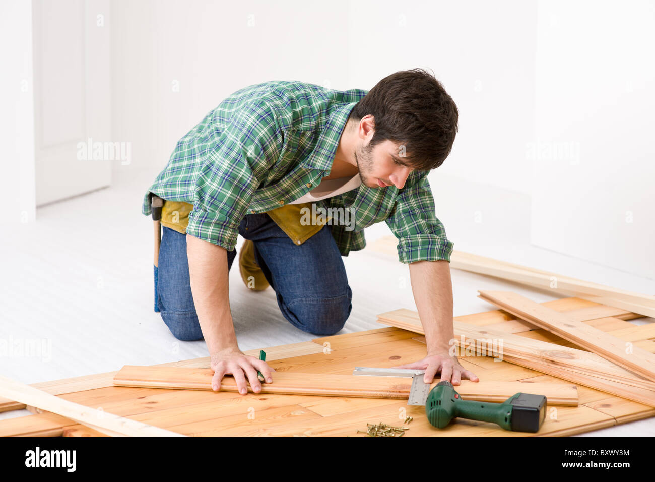 Heimwerken - Handwerker installieren Holzboden Stockfoto