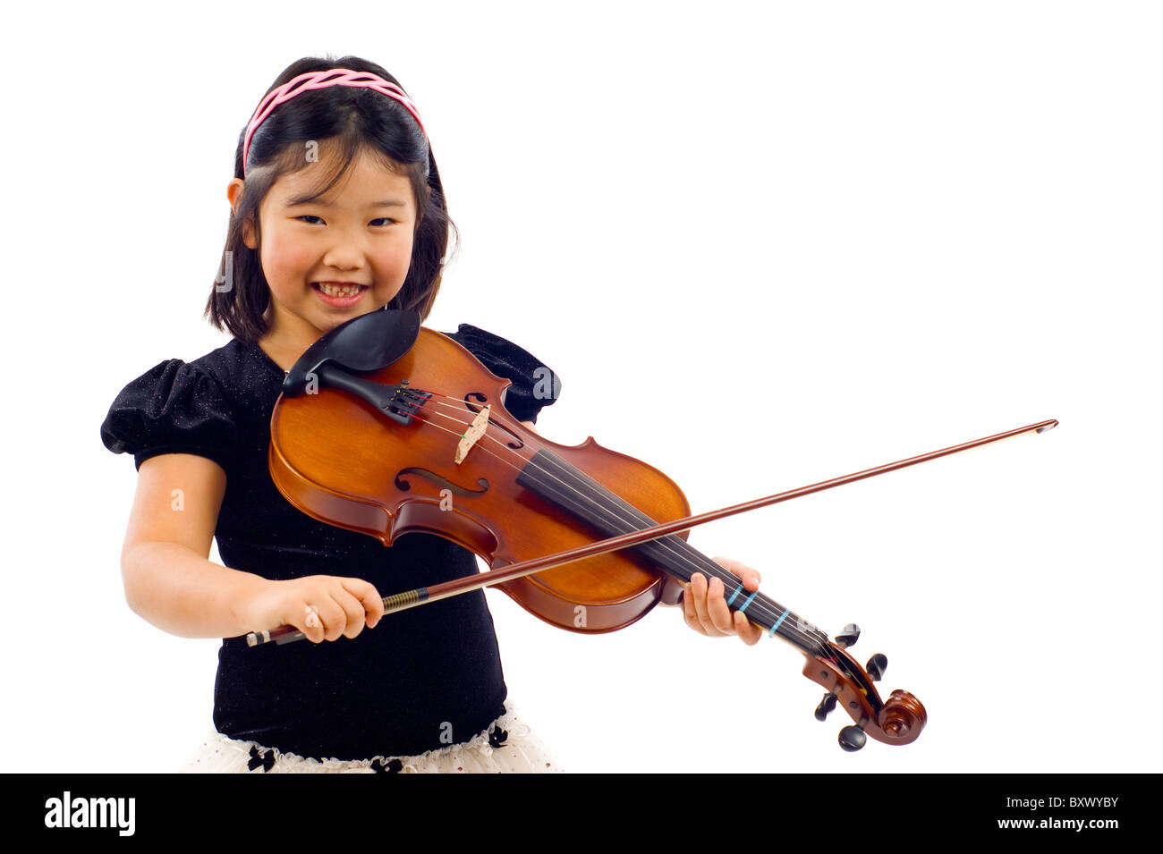 Niedliche kleine Asiatin mit dem Geigenspiel isoliert auf weiß Stockfoto