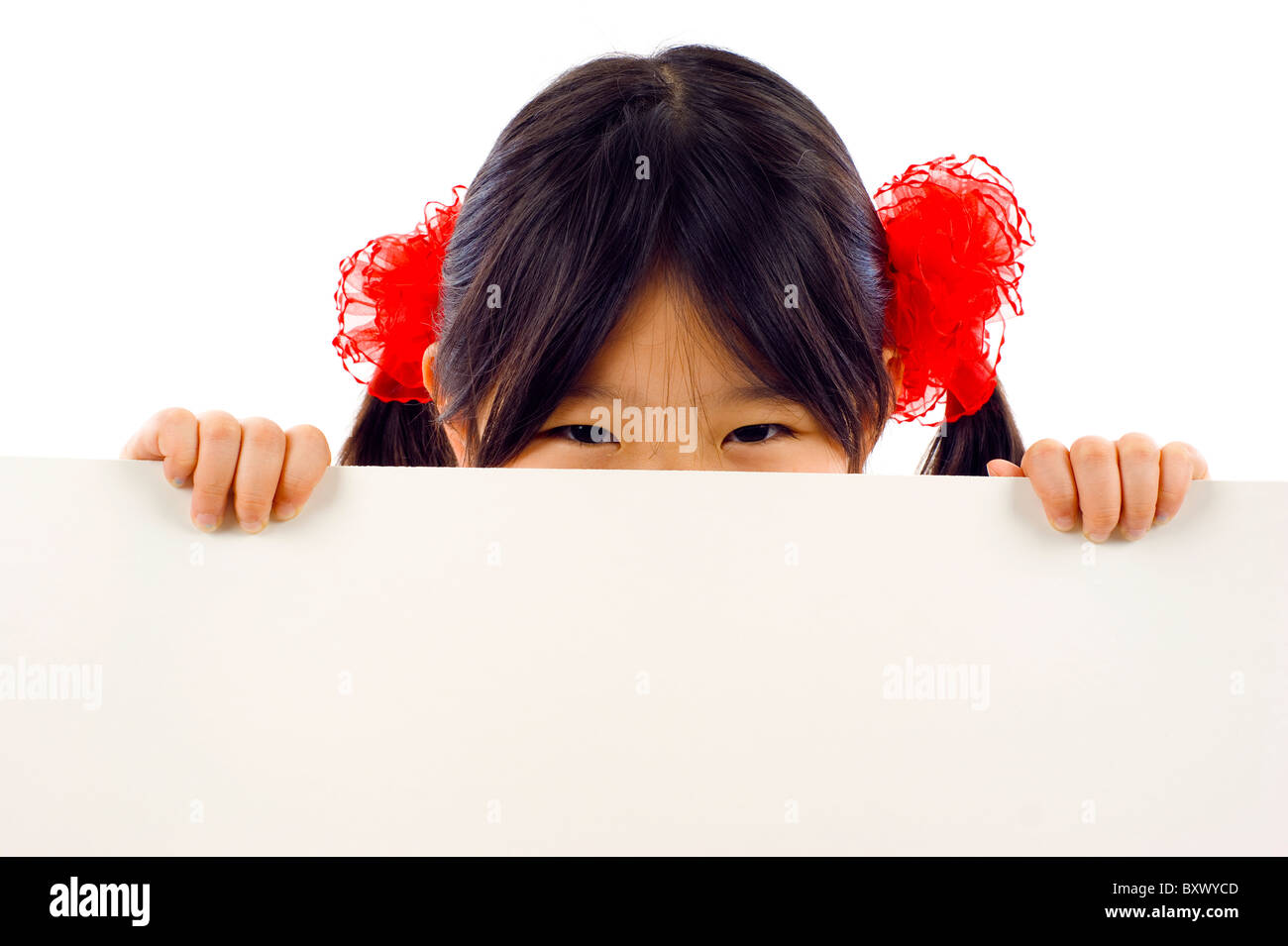 Freundliche kleine Asiatin hinter einem Banner hinzufügen auf einem weißen Hintergrund isoliert Stockfoto