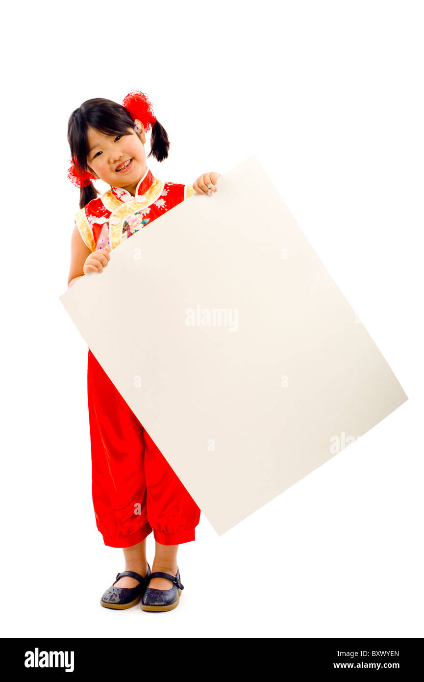 Freundliche kleine Asiatin hält eine Banner hinzufügen auf einem weißen Hintergrund isoliert Stockfoto
