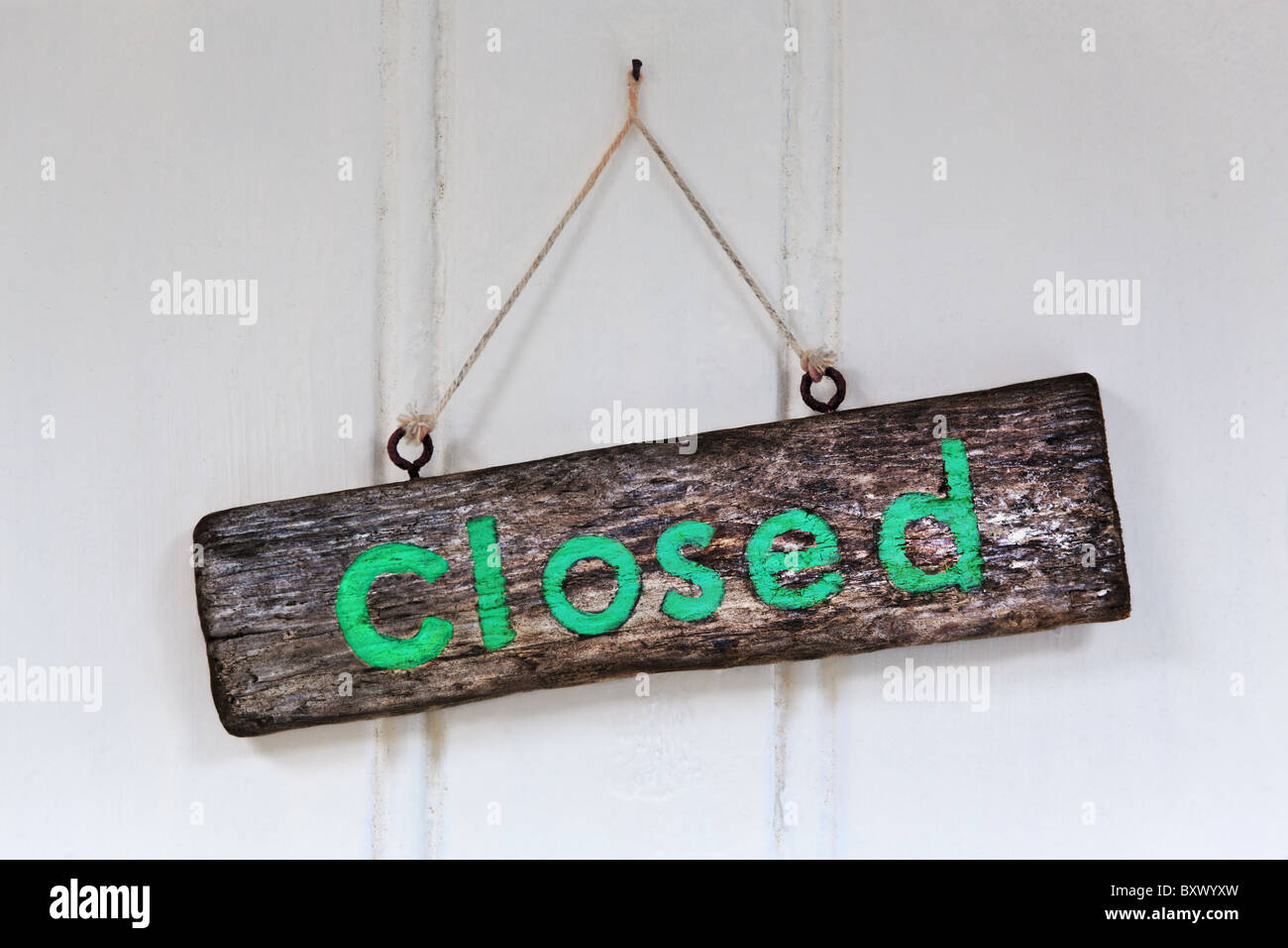 Foto von einem rustikalen hölzernen Tür Ladenschild geschlossen. Stockfoto