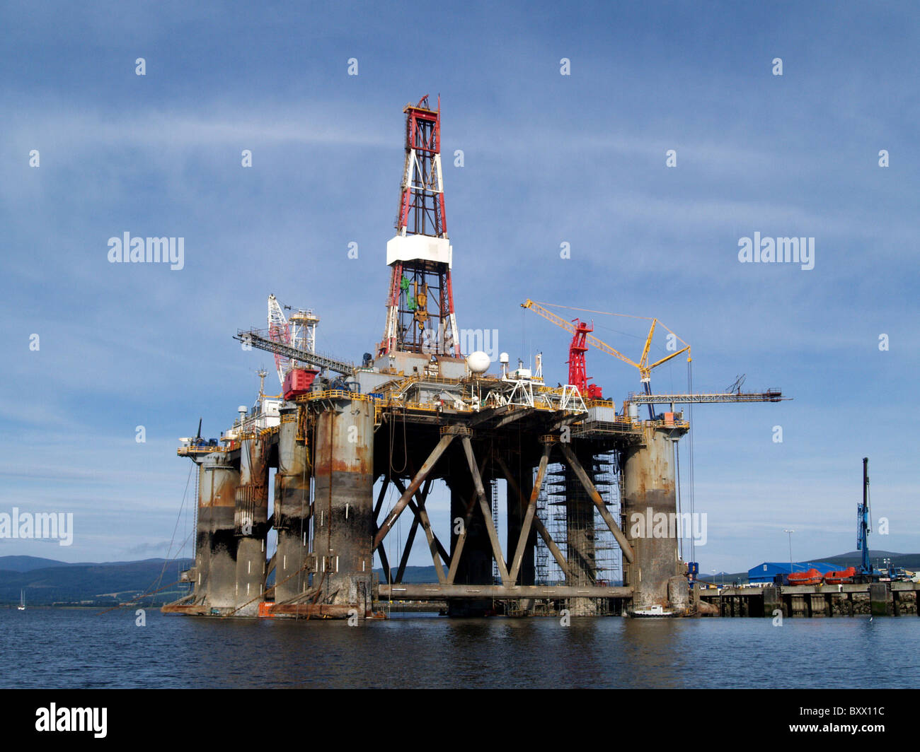 Die semi-submersible Ölbohrungen rig Ozean Wächter neben Hafen von Invergordon, Cromarty Firth Schottland. Stockfoto