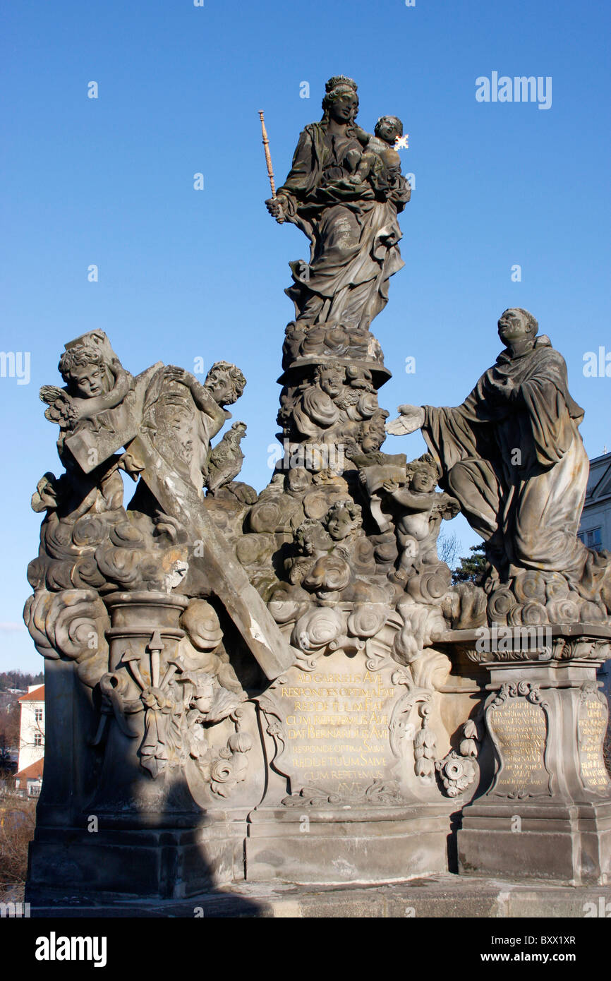 Statue auf der Karlsbrücke über den Fluss Vitava (Moldau), Prag, Tschechische Republik. Stockfoto