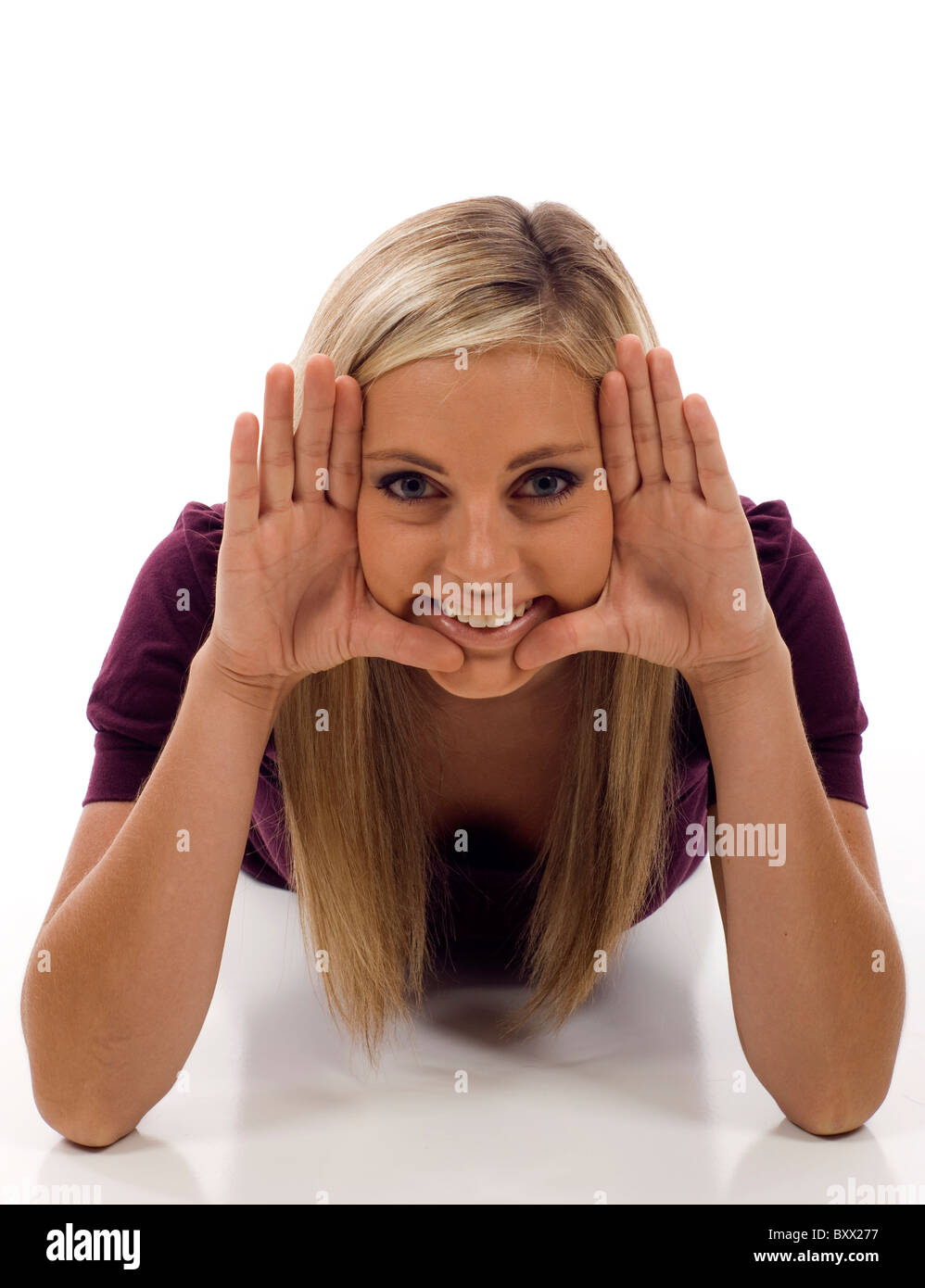 glückliches Mädchen mit Finger Rahmen isoliert auf weißem Hintergrund Stockfoto